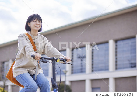 キャンパスライフを楽しむ日本人の大学生 キャンパスライフを楽しむ日本人の大学生 98365803