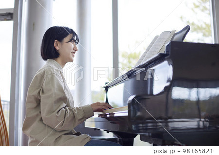 ピアノを演奏する若い日本人女性 98365821