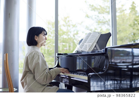 ピアノを演奏する若い日本人女性 98365822