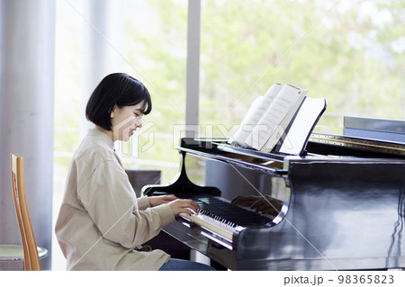音楽大学の校内でピアノを演奏する若い日本人学生 98365823