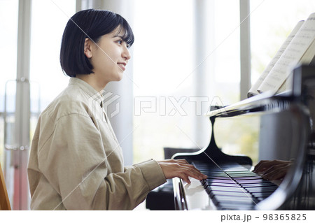 ピアノを演奏する若い日本人女性 ピアノを演奏する若い日本人女性 98365825