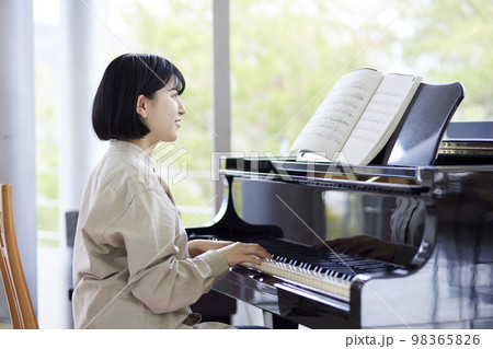 ピアノを演奏する若い日本人女性 ピアノを演奏する若い日本人女性 98365826