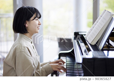 ピアノを演奏する若い日本人女性 98365827