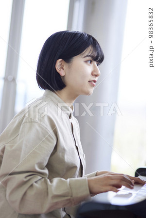 グランドピアノで演奏する若い日本人女性音楽家 グランドピアノで演奏する若い日本人女性音楽家 98365832