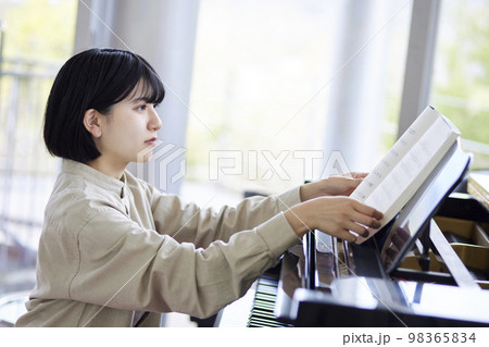 ピアノを演奏する若い日本人女性 ピアノを演奏する若い日本人女性 98365834