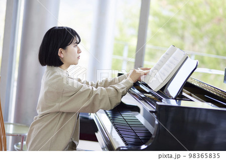ピアノを演奏する若い日本人女性 ピアノを演奏する若い日本人女性 98365835