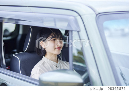 車の運転をする若い日本人女性 車の運転をする若い日本人女性 98365873