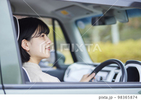 車の運転をする若い日本人女性 98365874