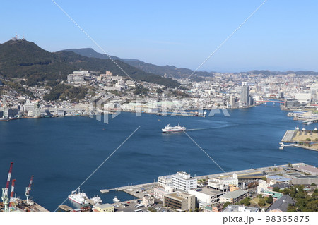 高台から眺める快晴の長崎港 長崎市中心部 高台から眺める快晴の長崎港 長崎市中心部 98365875