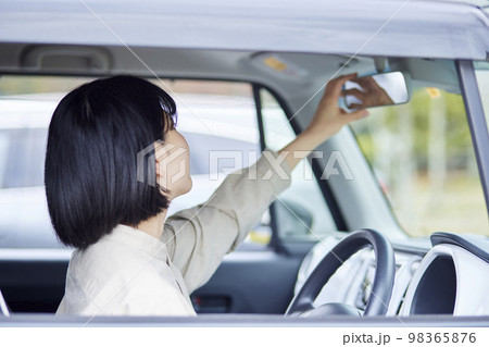 車の運転をする若い日本人女性 98365876