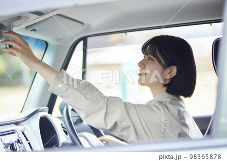 車の運転をする若い日本人女性 98365878