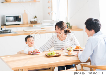 ダイニングで食事をする若い家族 98365901