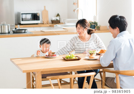 ダイニングで食事をする若い家族 98365905