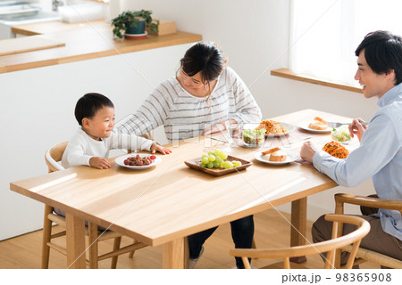 ダイニングで食事をする若い家族 ダイニングで食事をする若い家族 98365908