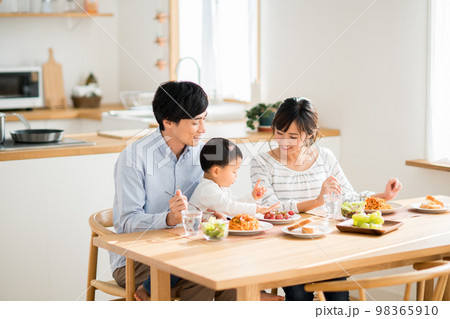 ダイニングで食事をする若い家族 ダイニングで食事をする若い家族 98365910