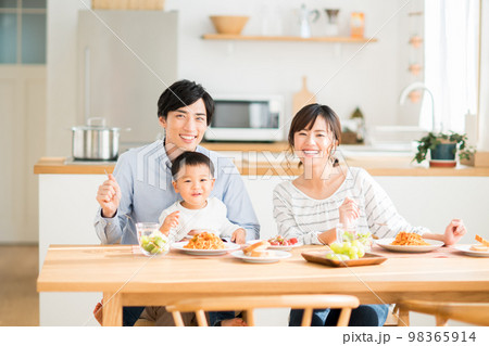 ダイニングで食事をする若い家族 98365914