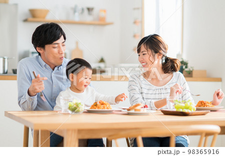 ダイニングで食事をする若い家族 ダイニングで食事をする若い家族 98365916