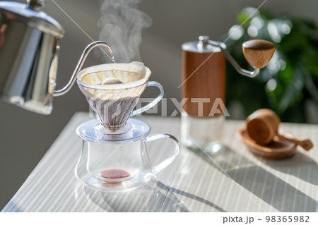 珈琲 コーヒー ハンドドリップ HARIO V60 抽出 湯気 白ストライプ 珈琲 コーヒー ハンドドリップ HARIO V60 抽出 湯気 白ストライプ 98365982