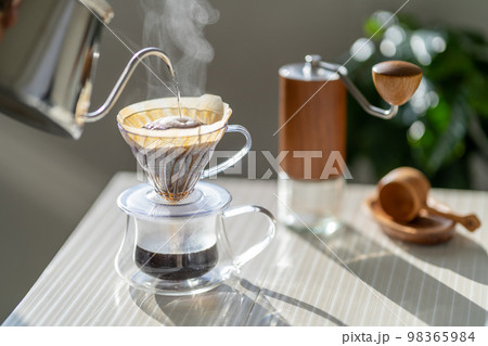 珈琲　コーヒー　ハンドドリップ　HARIO V60　抽出　湯気　白ストライプ 98365984