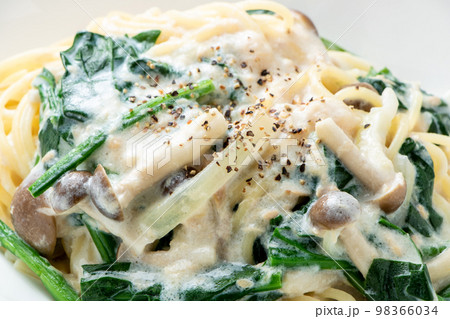ほうれん草ときのこのクリームパスタのアップ。 98366034