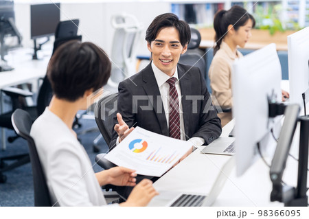 会議 チーム ビジネス ビジネスマン オフィス 会議 チーム ビジネス ビジネスマン オフィス 98366095