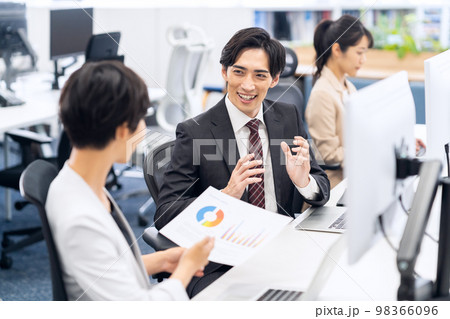 会議 チーム ビジネス ビジネスマン オフィス 会議 チーム ビジネス ビジネスマン オフィス 98366096