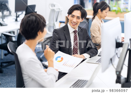 会議 チーム ビジネス ビジネスマン オフィス 会議 チーム ビジネス ビジネスマン オフィス 98366097