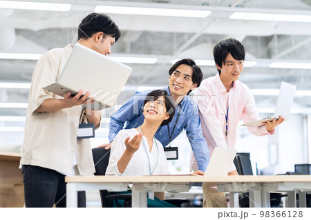 会議　エンジニア　ビジネス　オフィス　オフィスカジュアル 98366128
