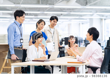 会議　エンジニア　ビジネス　オフィス　オフィスカジュアル 98366136