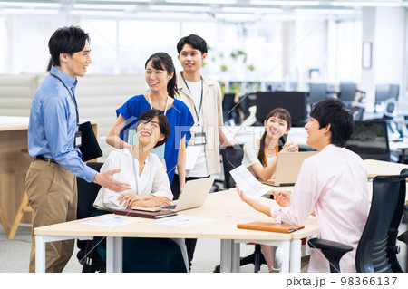 会議　エンジニア　ビジネス　オフィス　オフィスカジュアル 98366137