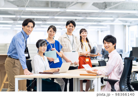 会議　エンジニア　ビジネス　オフィス　オフィスカジュアル 98366140