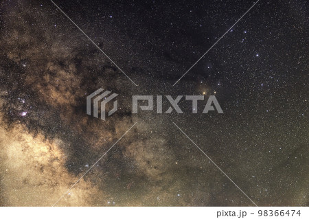 初夏の星空　夏の天の川さそり座付近 98366474