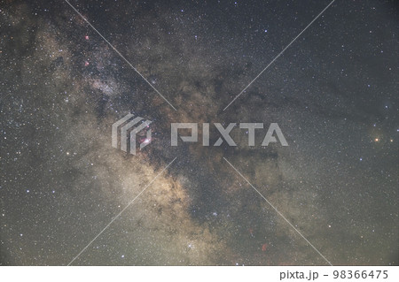 初夏の星空　夏の天の川さそり座付近 98366475