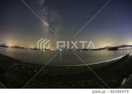 瀬戸内の初夏の星景色　島影から昇る天の川 98366479