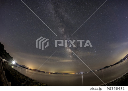瀬戸内の初夏の星景色　島影から昇る天の川 98366481