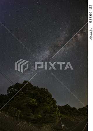 初夏の星空　北東の空の天の川と夏の大三角 98366482