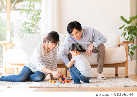 リビングでくつろぐ若い家族 98366644