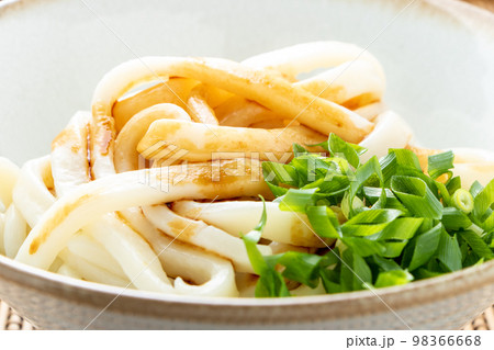 三重の郷土食のひとつ「伊勢うどん」のアップ。 三重の郷土食のひとつ「伊勢うどん」のアップ。 98366668