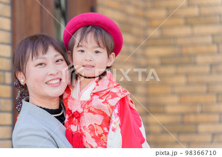 七五三の記念撮影をする女の子とお母さん 七五三の記念撮影をする女の子とお母さん 98366710