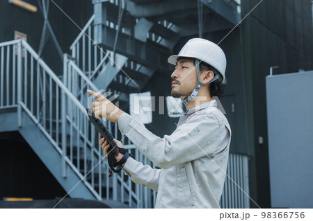 作業着の男性　ビルメンテナンス　 98366756