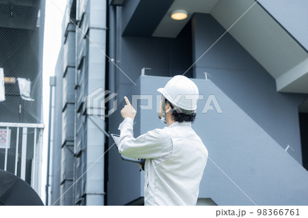 作業着の男性 ビルメンテナンス 作業着の男性 ビルメンテナンス 98366761