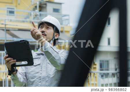 作業着の男性 ビルメンテナンス 作業着の男性 ビルメンテナンス 98366802