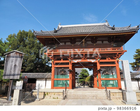 リニューアルされた葛井寺の南大門 98366916