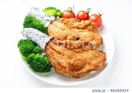 フライドチキン(骨付き)。(白バック) 98366924