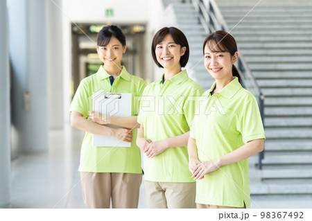 若い介護スタッフ 98367492