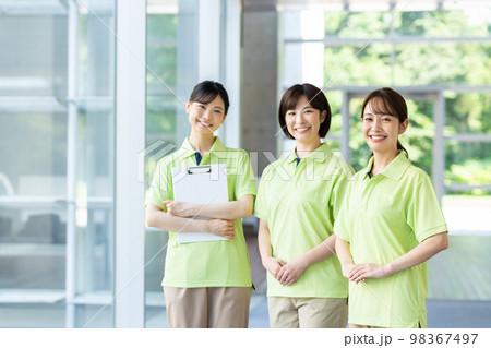 若い介護スタッフ 若い介護スタッフ 98367497