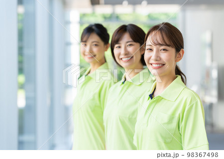 若い介護スタッフ 若い介護スタッフ 98367498