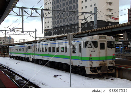 冬の函館駅に停車中の函館本線キハ40(函館エリア) 冬の函館駅に停車中の函館本線キハ40(函館エリア) 98367535