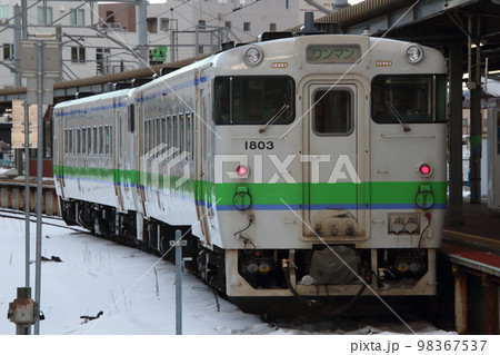 冬の函館駅に停車中の函館本線キハ40（函館エリア） 98367537