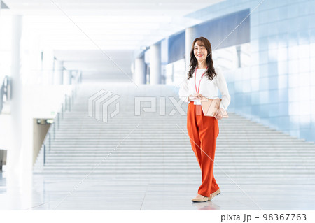 オフィスの若いエンジニア 98367763